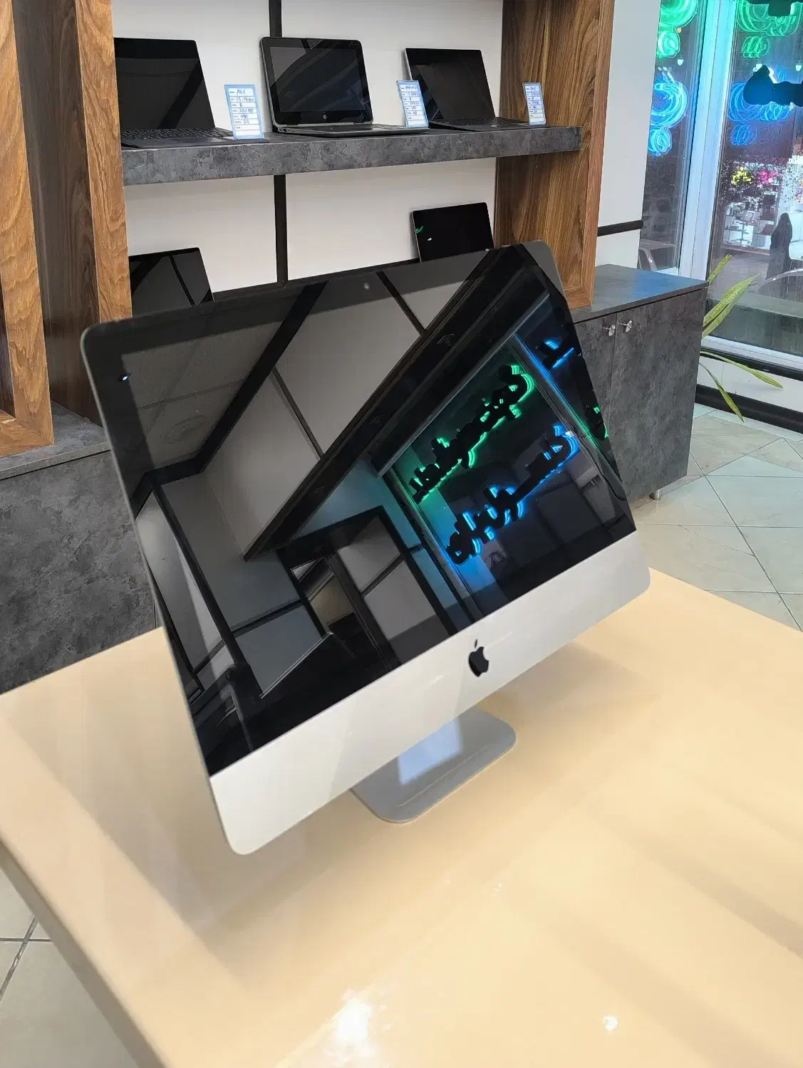 آی مک 22 اینچ|رایانه رومیزی|قم, صفائیه|دیوار