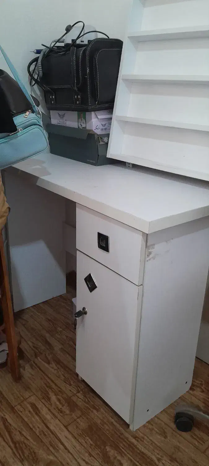 میز و صندلی و شلف|آرایشگاه و سالن‌های زیبایی|بندر انزلی, مسکن مهر|دیوار