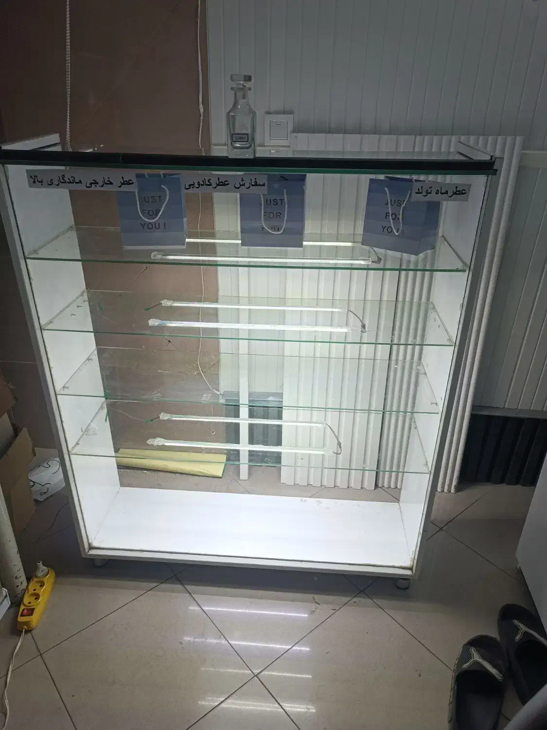 ویترین عطر جلوی درب|فروشگاه و مغازه|اندیشه, اندیشه فاز ۱|دیوار