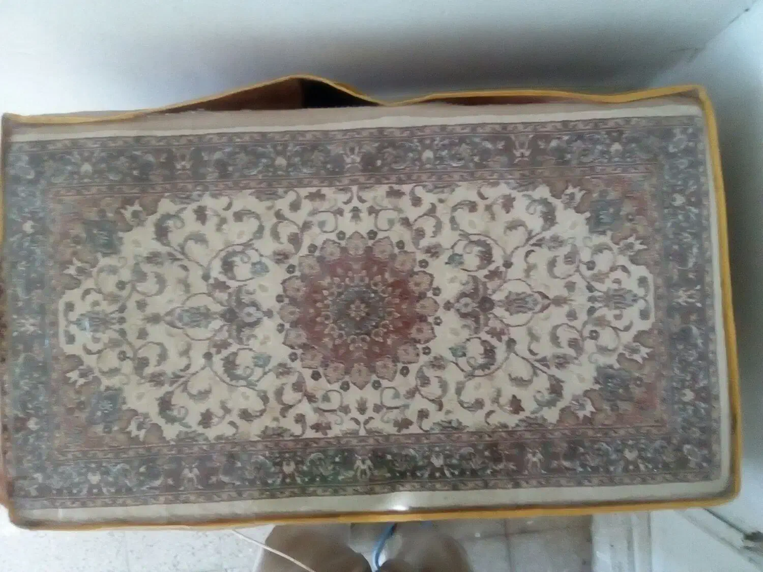 پشتی رویه مخمل گردوبی ست با فرش چهار تا|پشتی|بروجرد, |دیوار