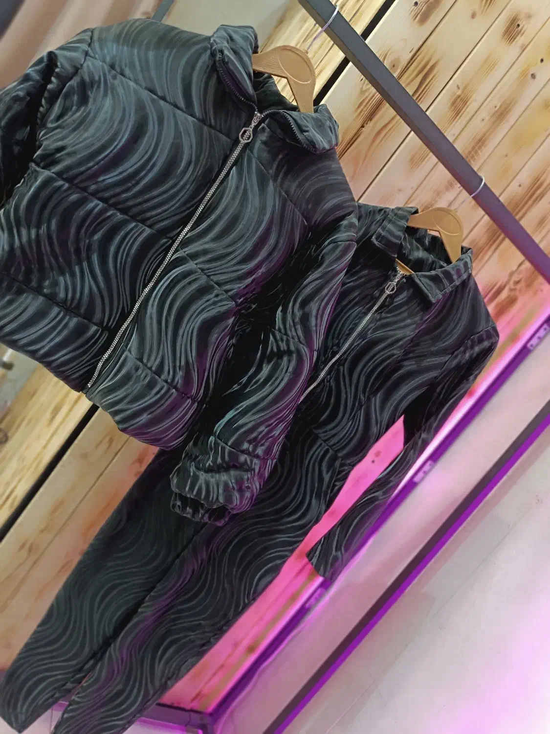 کاپشن|لباس|قم, نیروگاه|دیوار