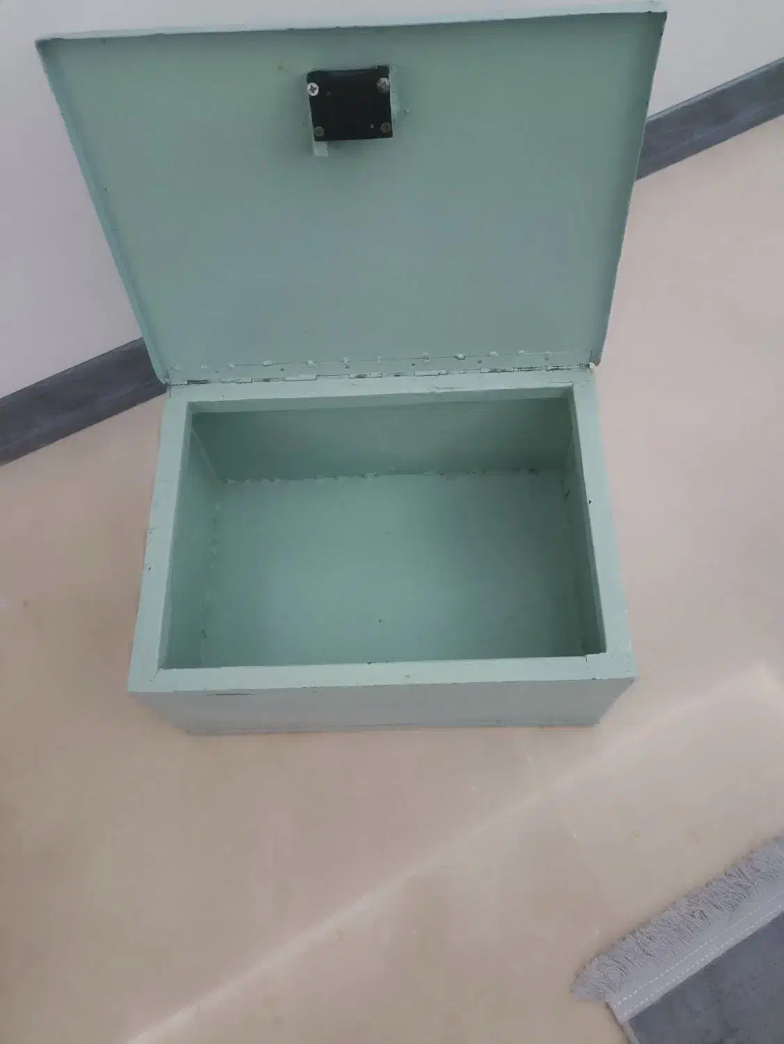 صندوقچه آهنی قدیمی قفل دار|کلکسیون اشیاء عتیقه|تهران, زرکش|دیوار