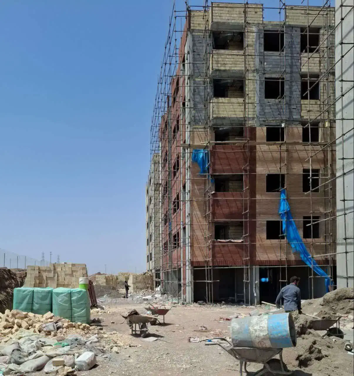استخدام کاشی کار و سنگ کار و کارگر با اسکان و غذا|استخدام معماری، عمران و ساختمانی|قم, پردیسان|دیوار