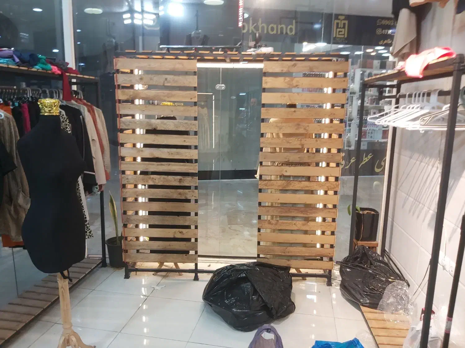 فروش فوری وسایل مغازه لباس فروشی|فروشگاه و مغازه|بندر ماهشهر, |دیوار