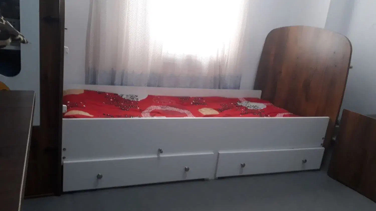 تخت نوجوان وپاتختی وویترین کاملا سالم|تخت و سرویس خواب|محمدیه-قزوین, |دیوار