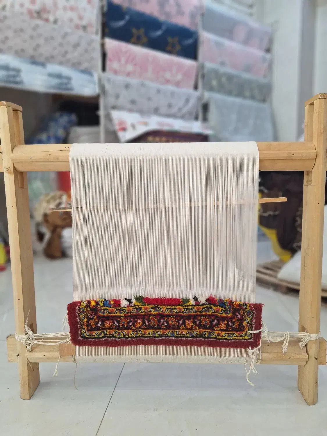 دار قالی دستباف در حد نو|فرش|میانه, |دیوار