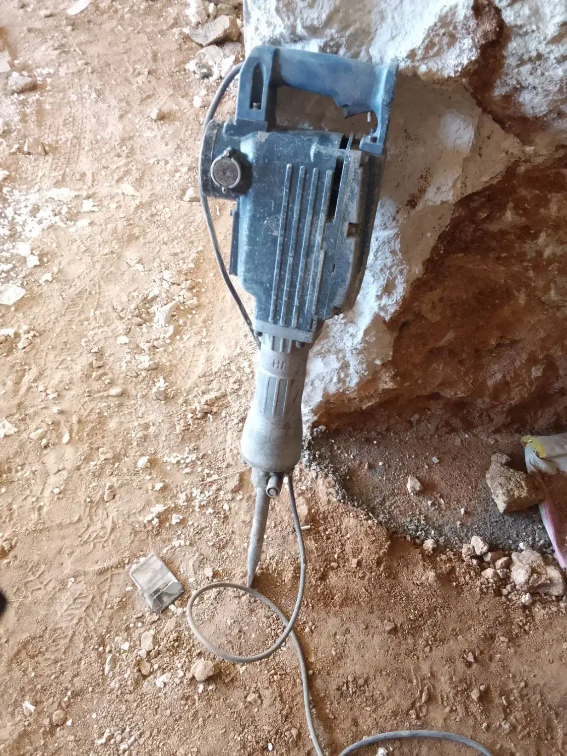 یک دستگاه هیلتی کم کار کرده|ابزارآلات|پیر سلیمان, |دیوار