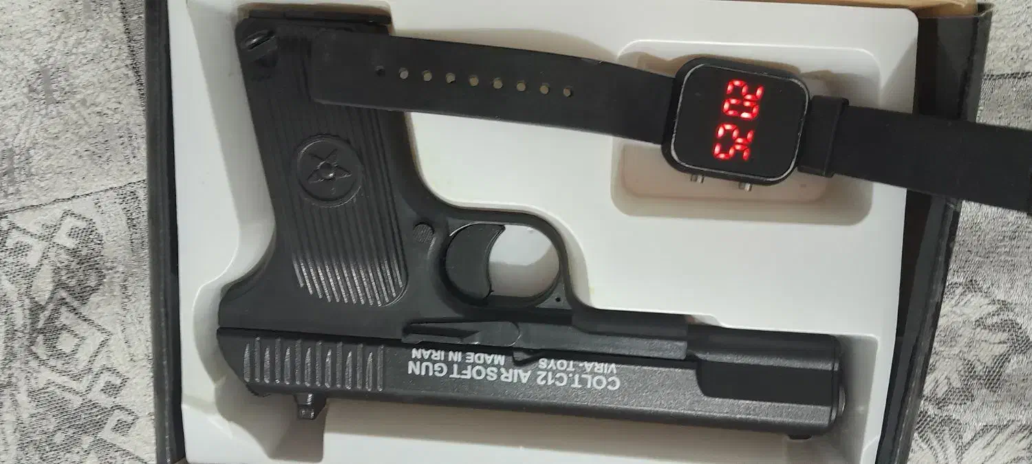 کلت ساچمه اسبابازی به همراه ساعت مچی جفتش سالمه|اسباب‌‌بازی|زابل, |دیوار