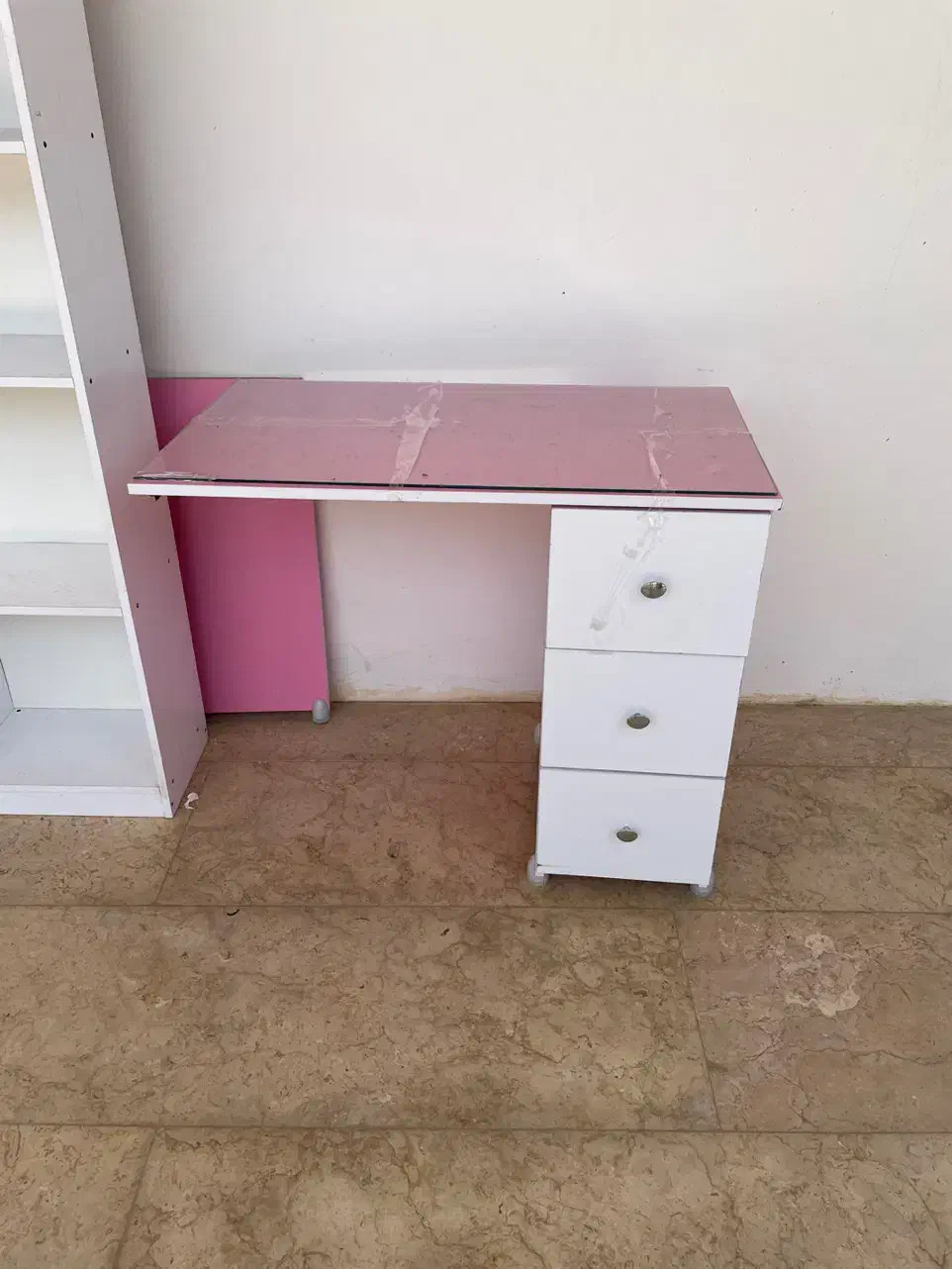 میز تحریر|میز تحریر و کامپیوتر|نور, |دیوار