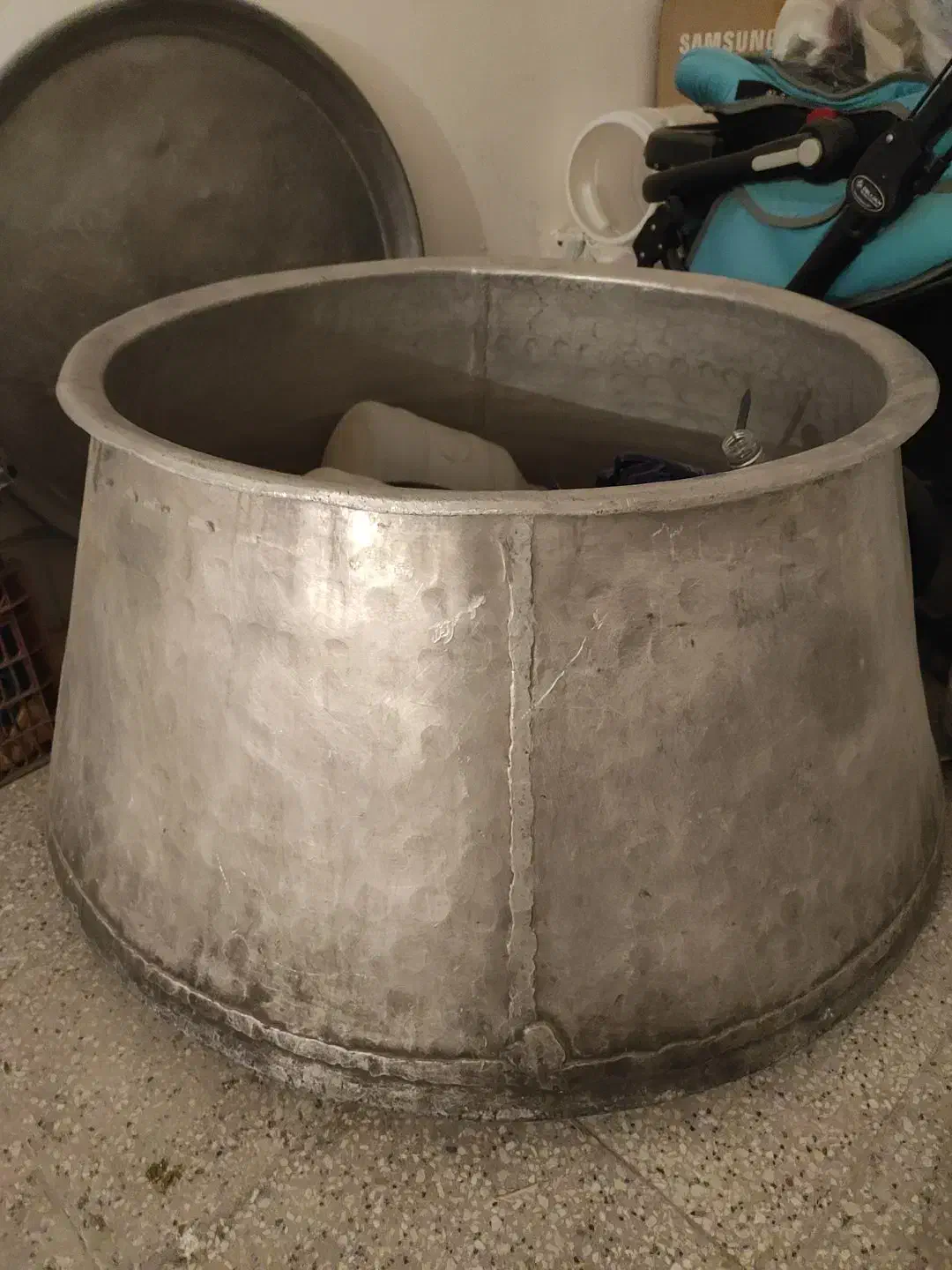 دیگ بزرگ روحی|ظروف پختوپز|قوچان, |دیوار