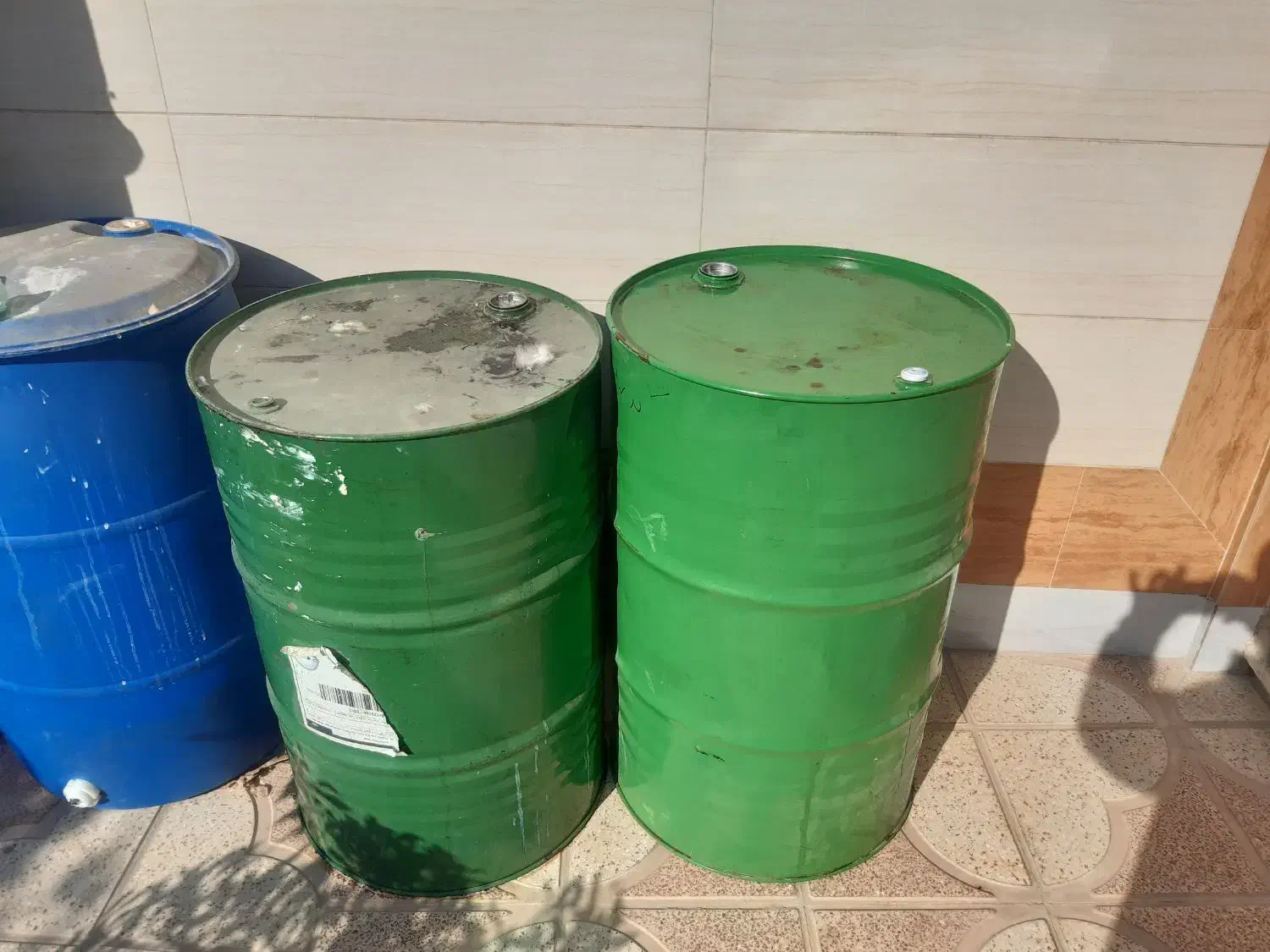 بشکه|ظروف نگهدارنده، پلاستیکی، یک‌بارمصرف|ابریشم, |دیوار