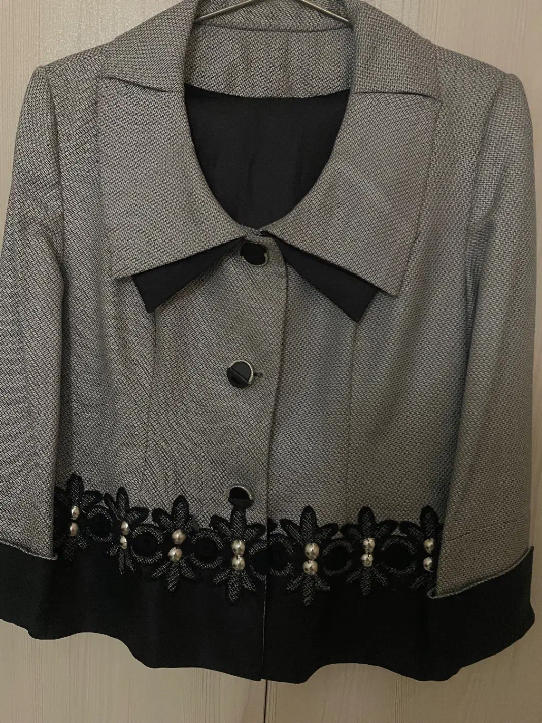 کت و دامن|لباس|مشهد, هفت تیر (آب و برق)|دیوار