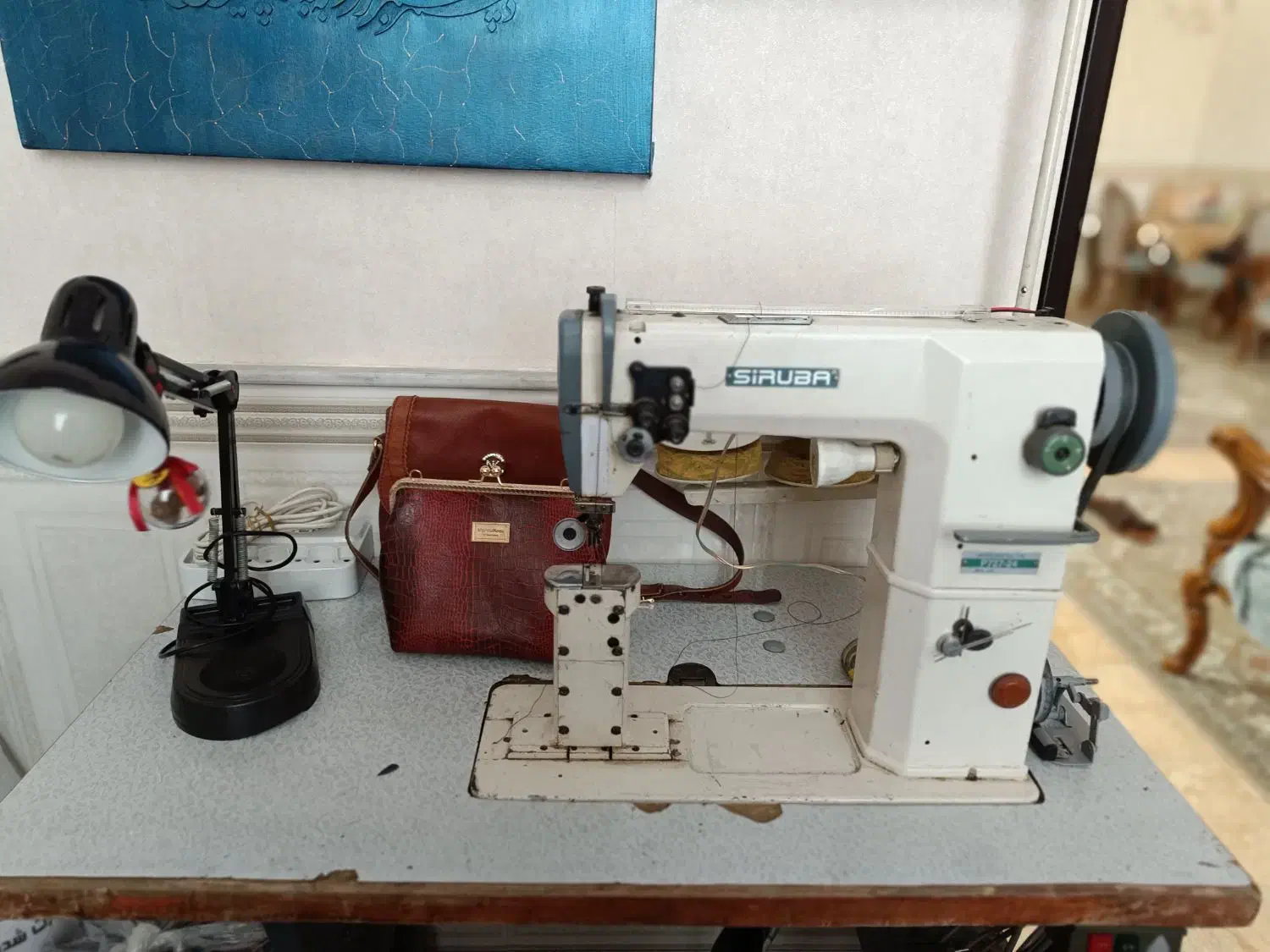 چرخ بطر چرمدوزی|چرخ خیاطی و ریسندگی|قم, باغ شازده|دیوار