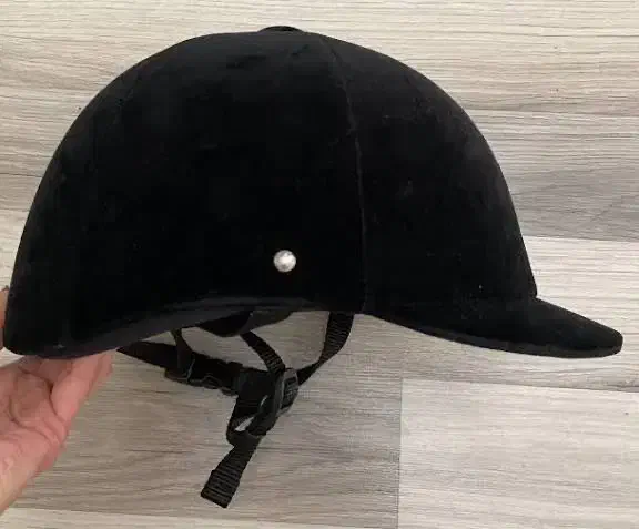 کلاه سوارکاری|تجهیزات ورزشی|اندیشه, اندیشه فاز ۳|دیوار