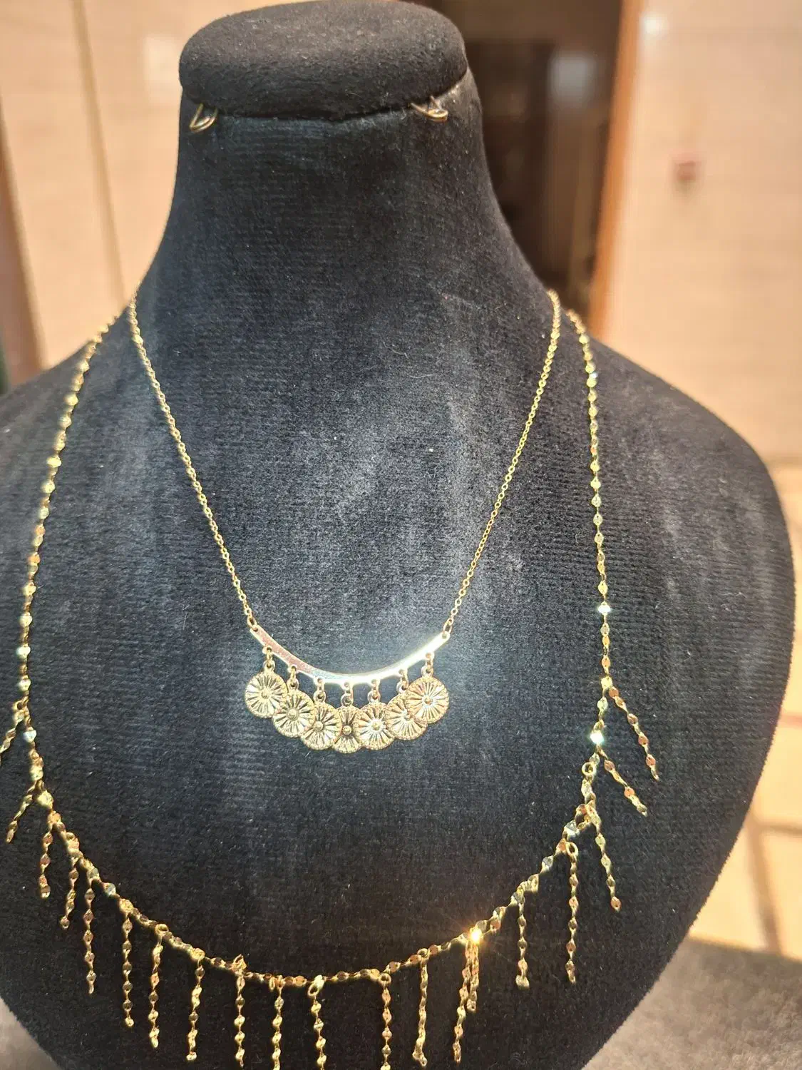 گردنی های لوکس شرابه ای|جواهرات|شیراز, شاهچراغ|دیوار