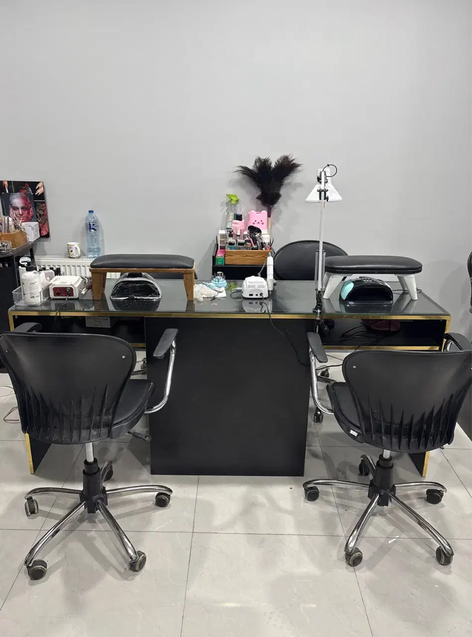 ۲ میز ناخن و شلف لاک و لوستر و صندلی چرخدار، ترولی|آرایشگاه و سالنهای زیبایی|کرج, گلشهر|دیوار