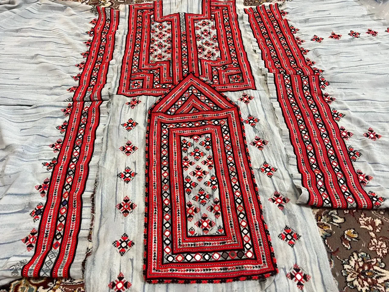 لباس دست دوز دورنگ|لباس|سراوان, |دیوار