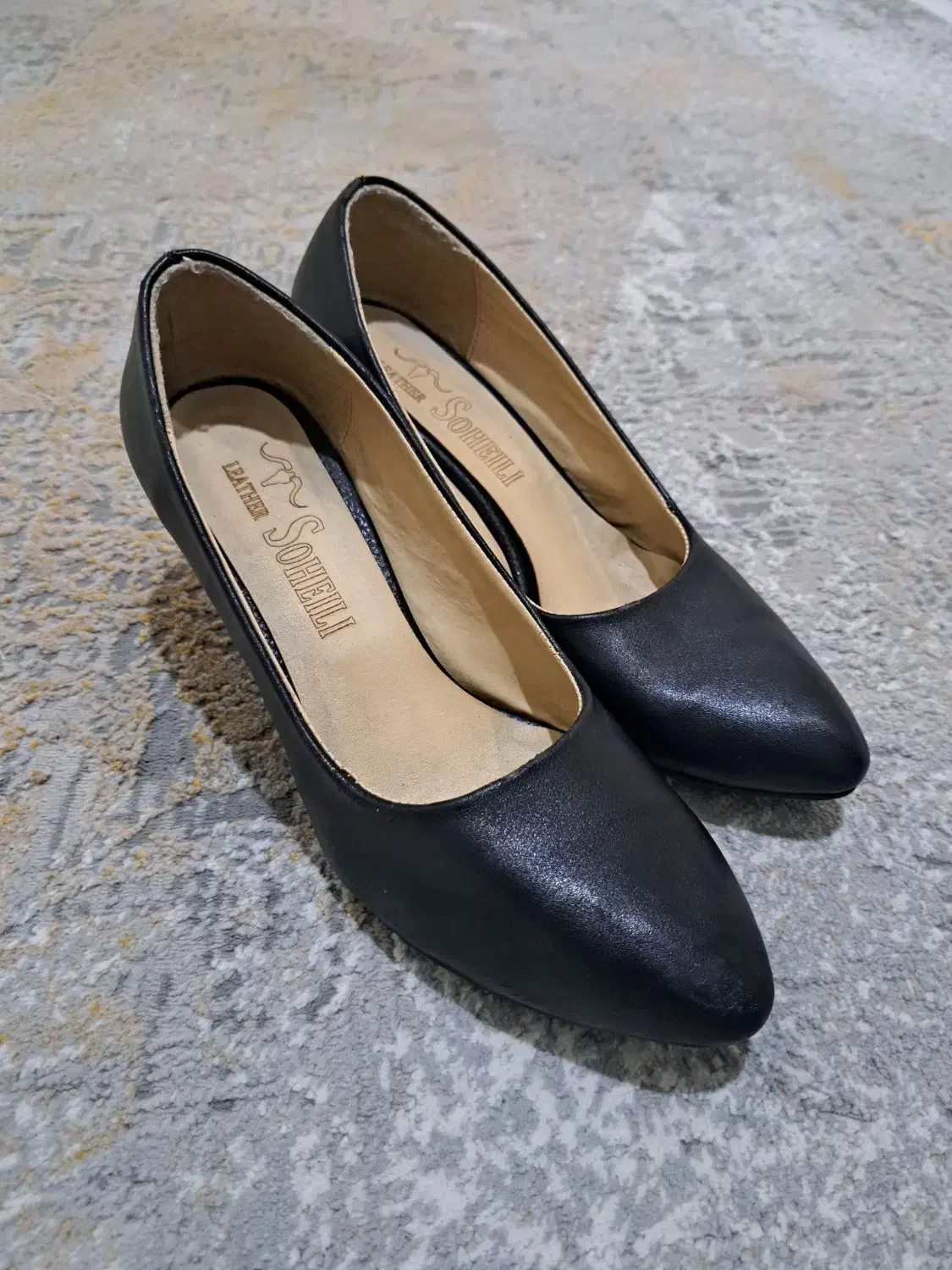 کفش مجلسی|کیف، کفش، کمربند|اندیشه, اندیشه فاز ۶|دیوار