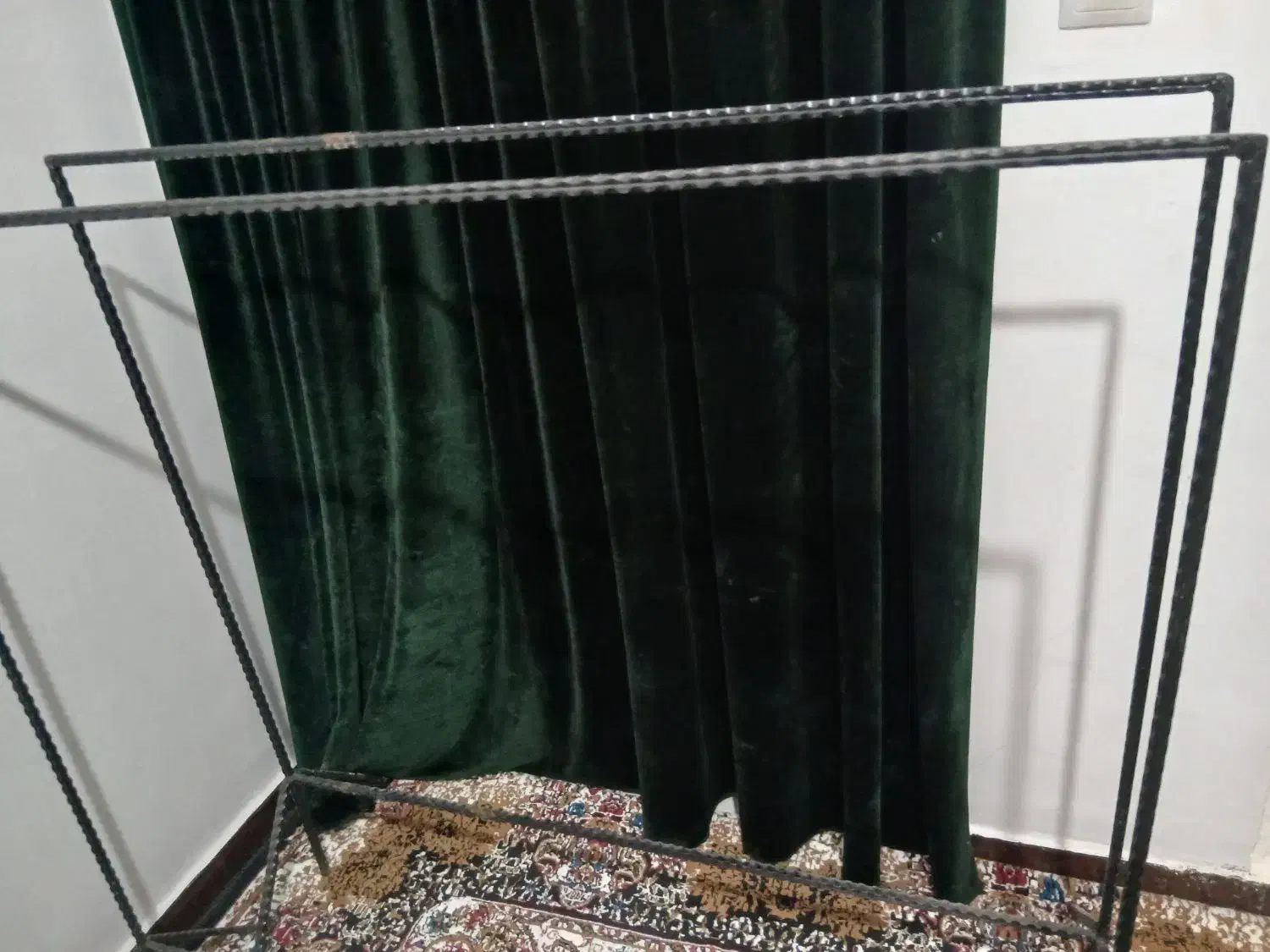 رگال لباس|بندرخت و رخت‌آویز|پرند, فاز ۶|دیوار