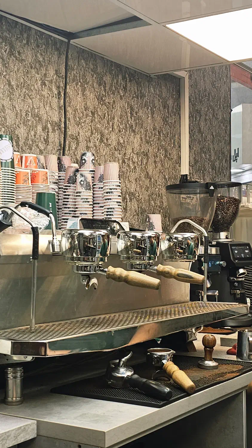 استخدام نیرو سکشن باریستا حرفه ای و پیک پیاده|استخدام خدمات فروشگاه و رستوران|تهران, شیخ هادی|دیوار