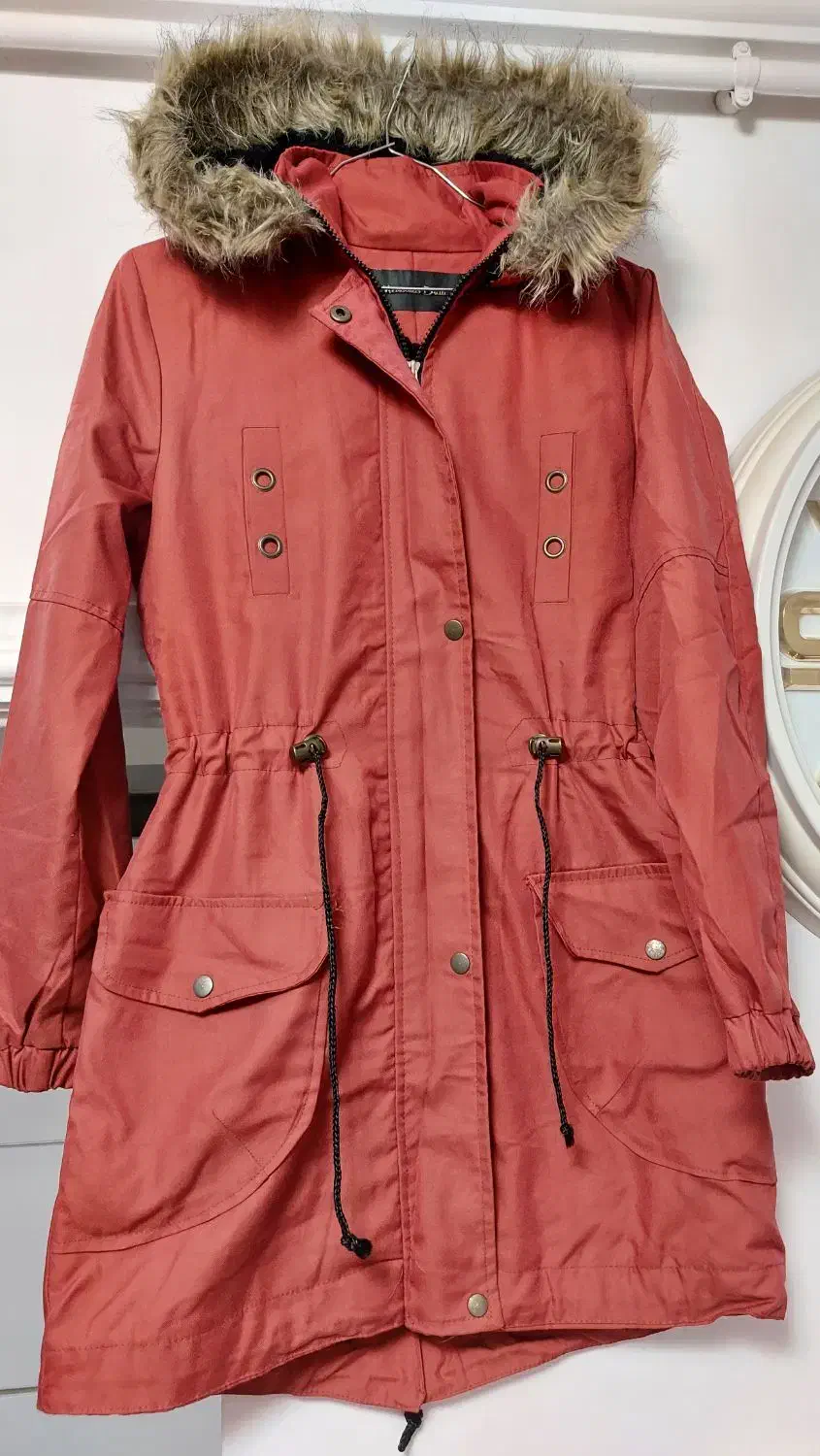 تعدادی کاپشن و بارانی|لباس|رشت, فلسطین|دیوار