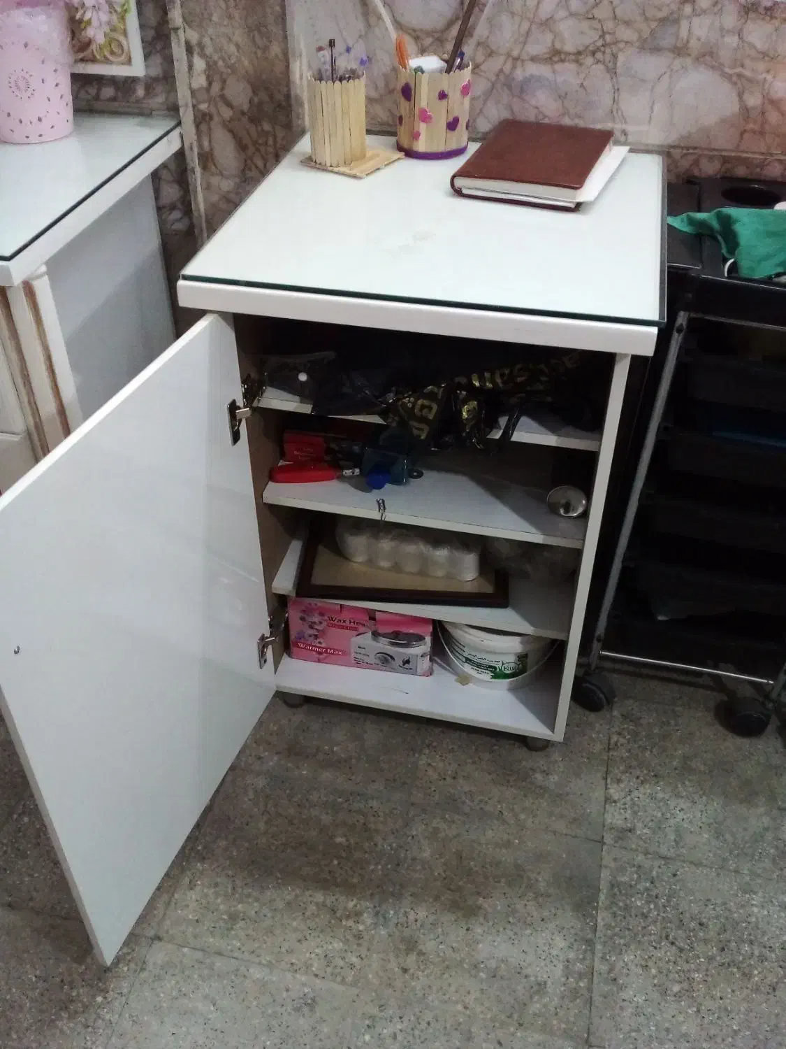 میز و آینه|آرایشگاه و سالن‌های زیبایی|مشهد, چهارچشمه|دیوار