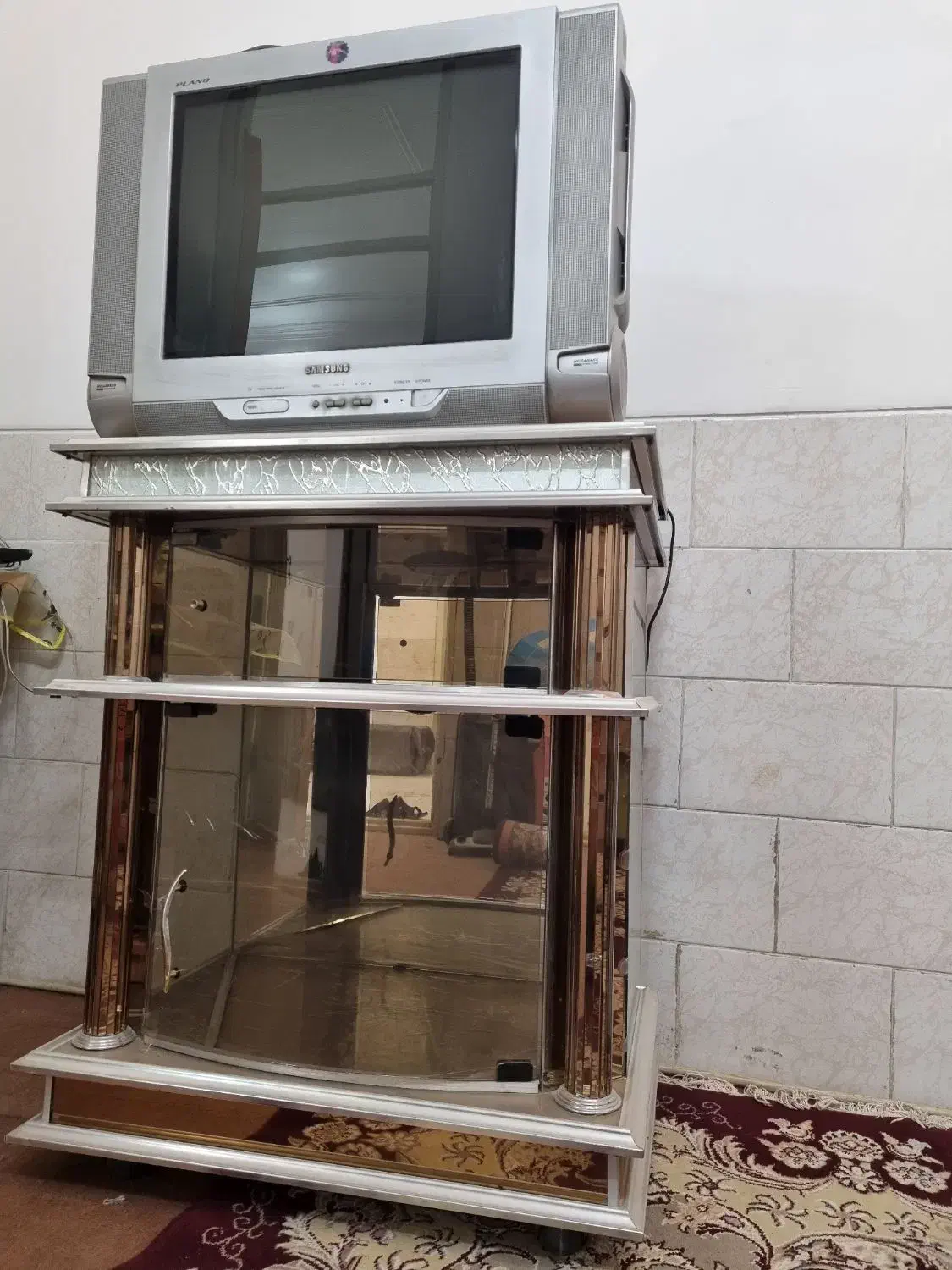 تلویزیون به همراه میز|تلویزیون و پروژکتور|یزد, |دیوار