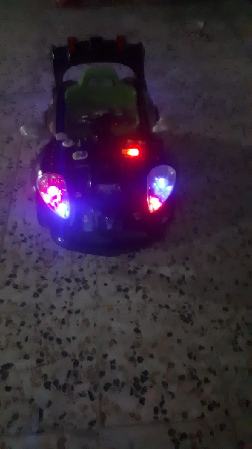 ماشین شارژی کاملن سالم روشن پرسرعت|اسباب‌‌بازی|اهواز, کوی علوی|دیوار