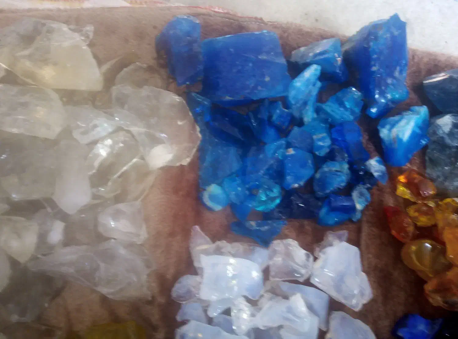 گوهرهای جواهراتی|کلکسیون اشیاء عتیقه|رباط‌کریم, رباط‌کریم|دیوار