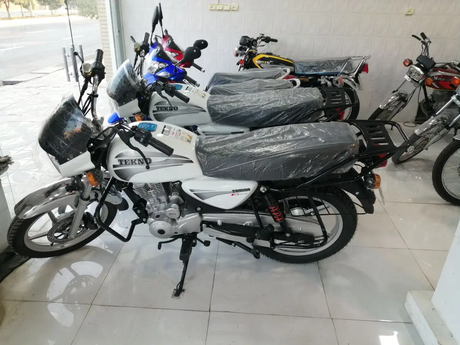 موتورسیکلت طرح باکسر و کلیک و هندا|موتورسیکلت|شیراز, گل سرخ|دیوار