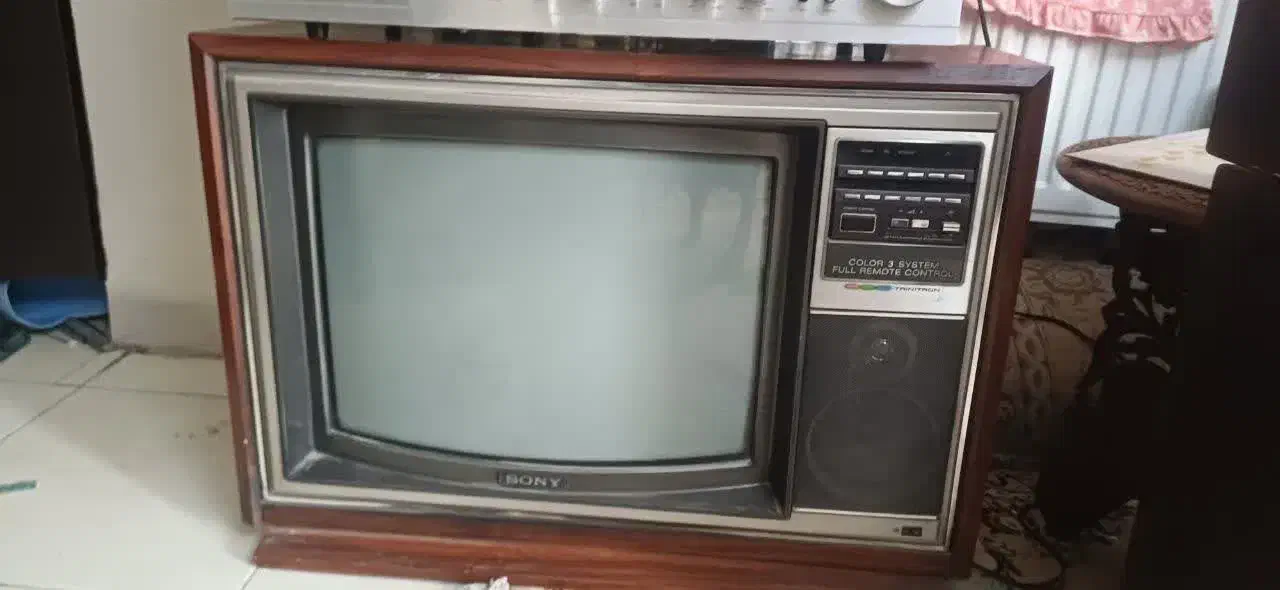 تلویزیون چوبی قدیمی|کلکسیون اشیاء عتیقه|فولادشهر, مسکن مهر فولادشهر|دیوار