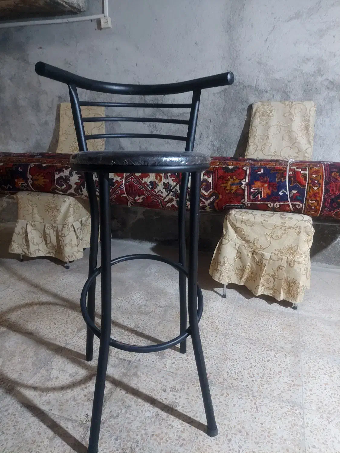 یک عدد صندلی اوپن|صندلی و نیمکت|خسروشاه, |دیوار