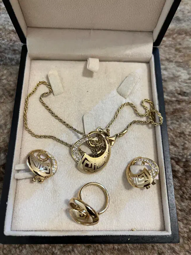 ست ورساچه|بدلیجات|تهران, مرزداران|دیوار