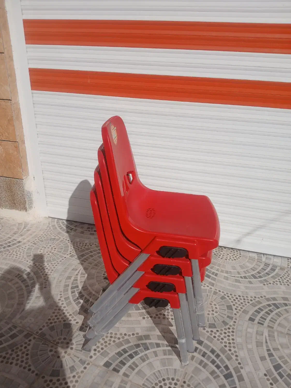 8 صندلی انتظار مشکی و قرمز و یک عدد گل میز بزرگ|دفتر کار|رامهرمز, |دیوار