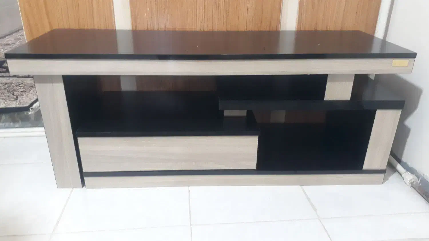 دلاور و میز تلویزیون وپا تختی|میز تلویزیون|اراک, |دیوار