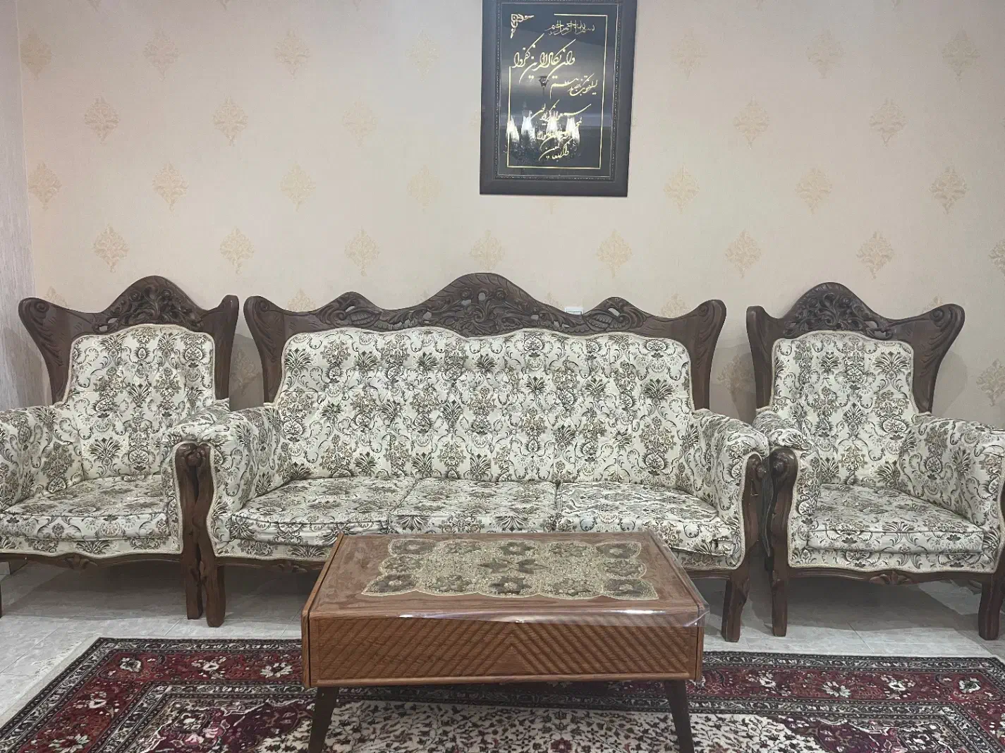 مبل سلطنتی چوبی ۹ نفره با ۳ میز و روکش پارچه ای|مبلمان خانگی و میز عسلی|تبریز, |دیوار