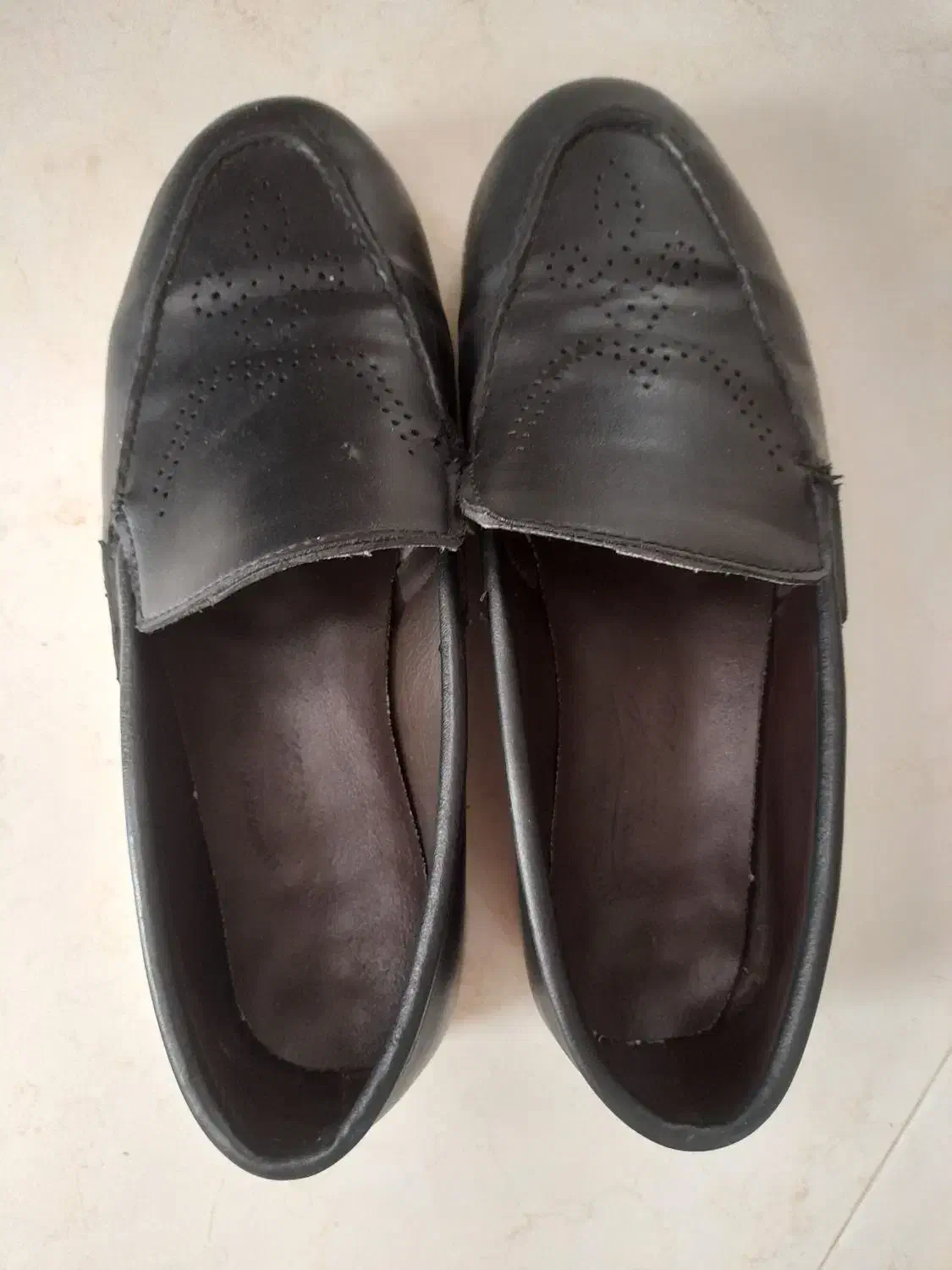 کفش|کیف، کفش، کمربند|قم, خندق|دیوار