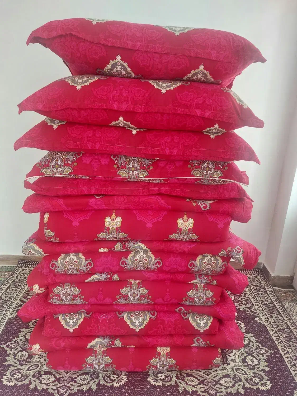 پنج دست تشک ، لحاف و بالشت و دو دست کودکان|رختخواب، بالش، پتو|پارسآباد, |دیوار