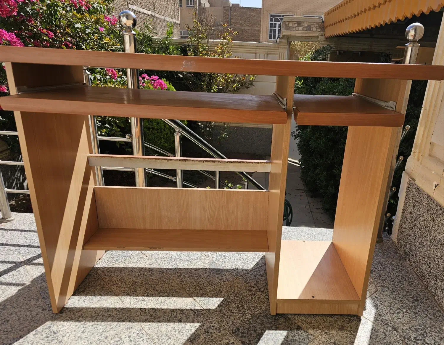 میز کامپیوتر در حد نو|میز تحریر و کامپیوتر|حمیدیا, |دیوار