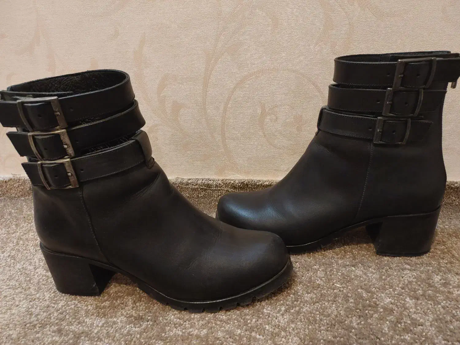 نیم بوت|کیف، کفش، کمربند|نیشابور, هفده شهریور|دیوار