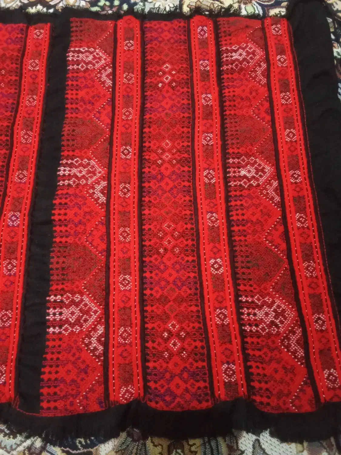 زنچگ چوکی تمام چوک|لباس|سرخه, |دیوار