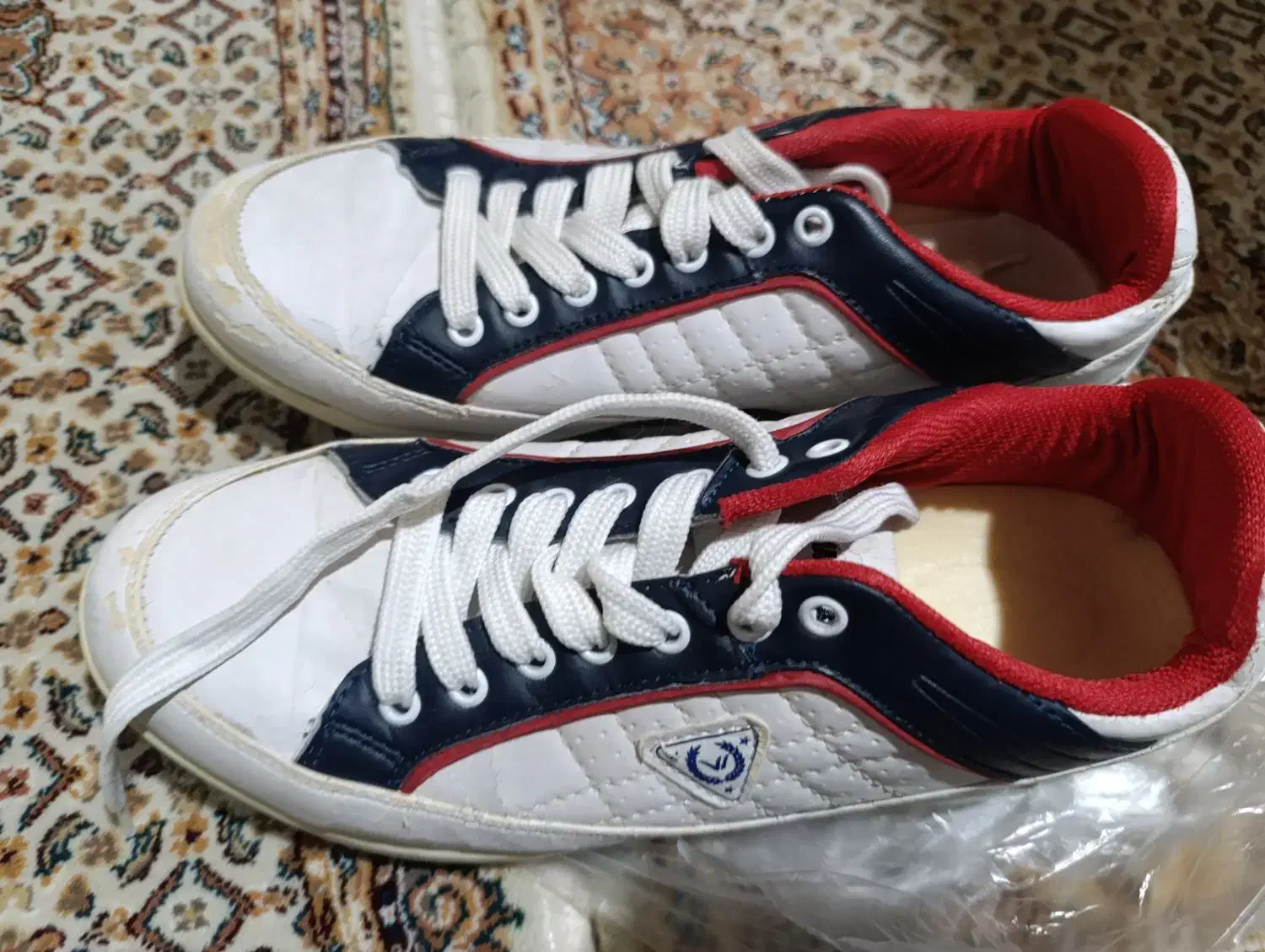 کفش کتانی سایر۴۳|کیف، کفش، کمربند|میانه, |دیوار