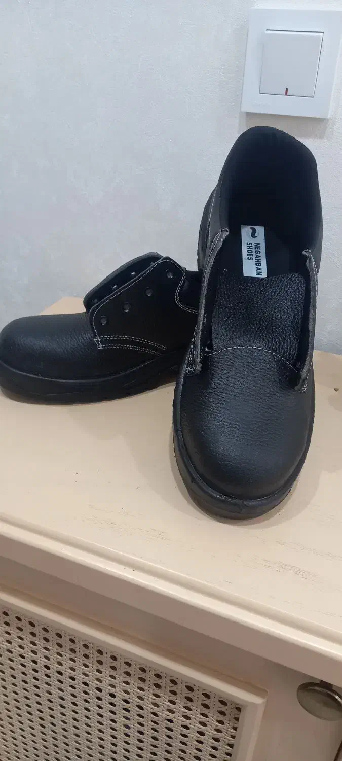 کفش کار|کیف، کفش، کمربند|هشتگرد, شهرک بعثت|دیوار