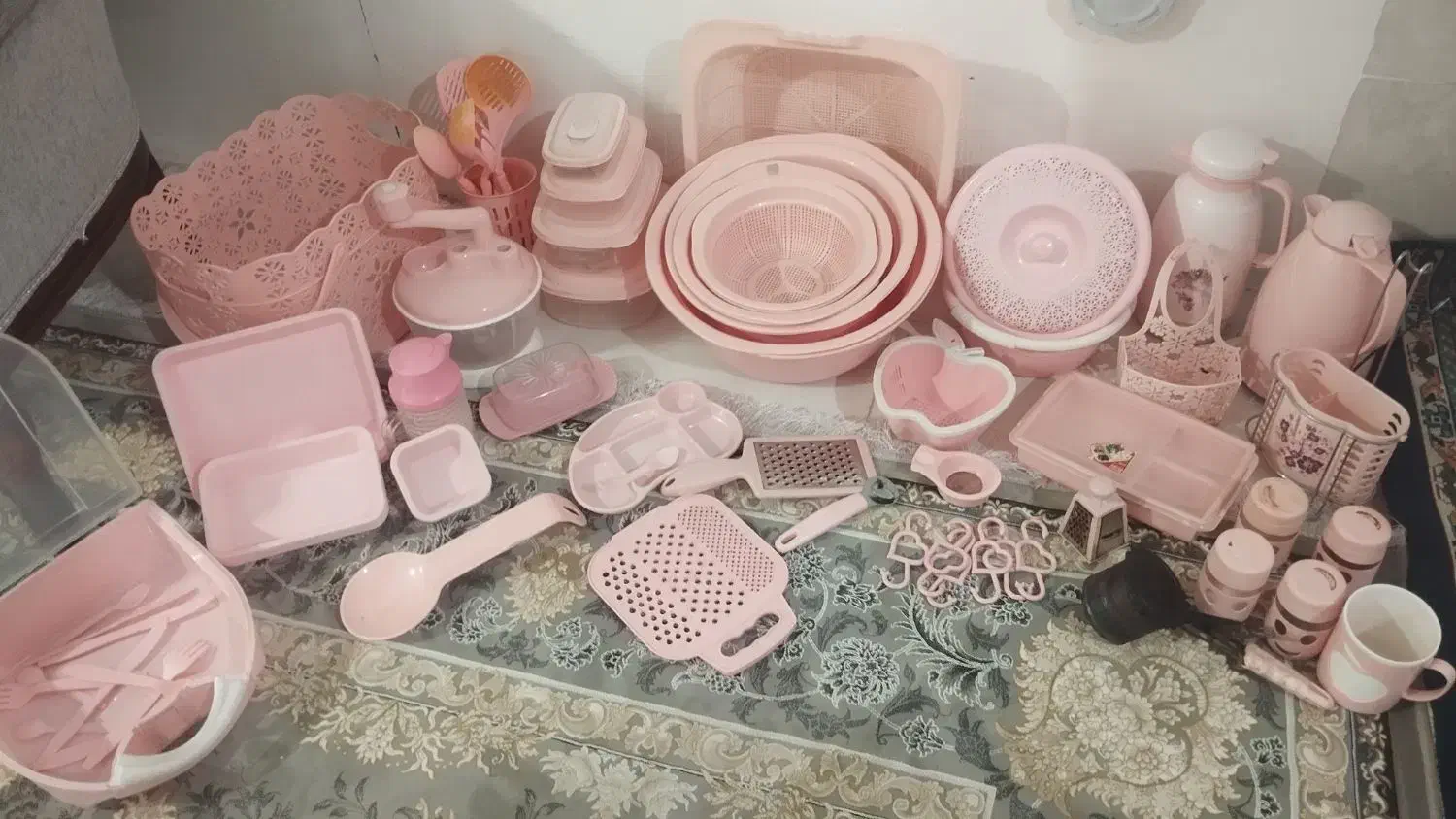 یک سرویس ست کامل پلاستیکی|ظروف نگهدارنده، پلاستیکی، یک‌بارمصرف|مشهد, انقلاب|دیوار