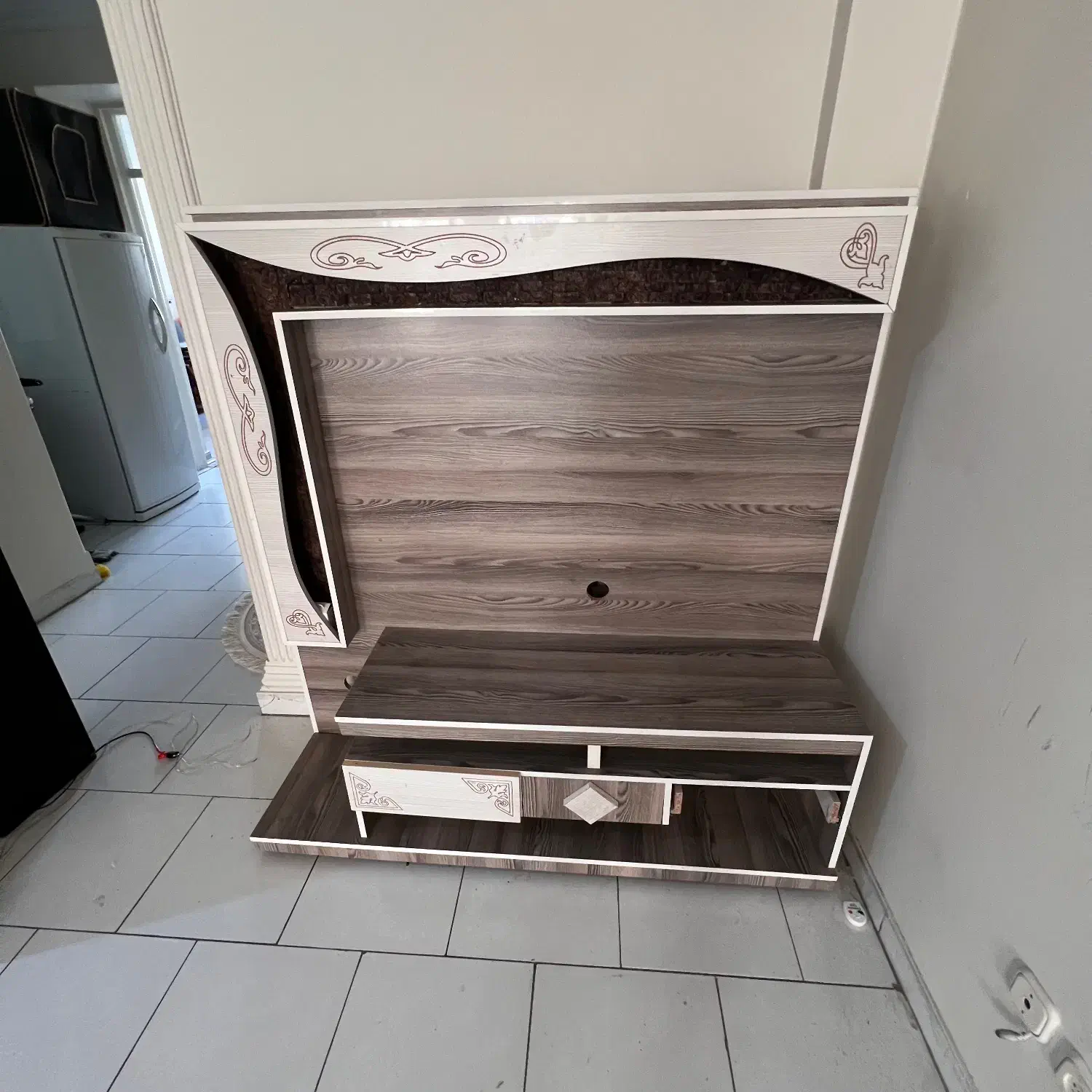 میز تلوزیون فقط ۲۵۰ هزارتومن (اگهی واقعی)|میز تلویزیون|تهران, صادقیه|دیوار