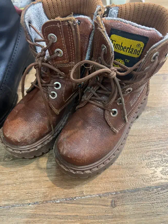 یه پوتین بچگانه|کفش و لباس بچه|لنگرود, |دیوار