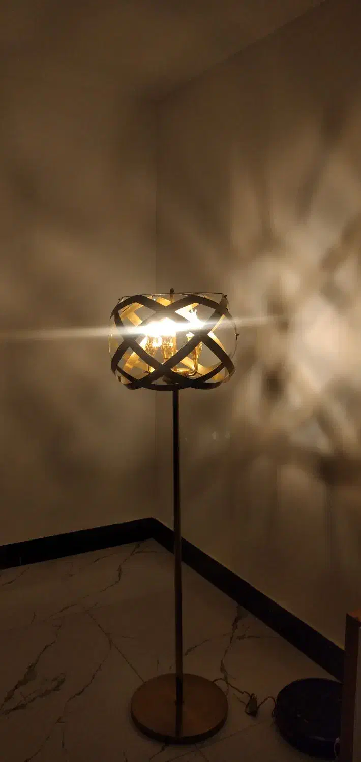 آباژور ایستاده|چراغ خواب و آباژور|اندیشه, اندیشه فاز ۳|دیوار