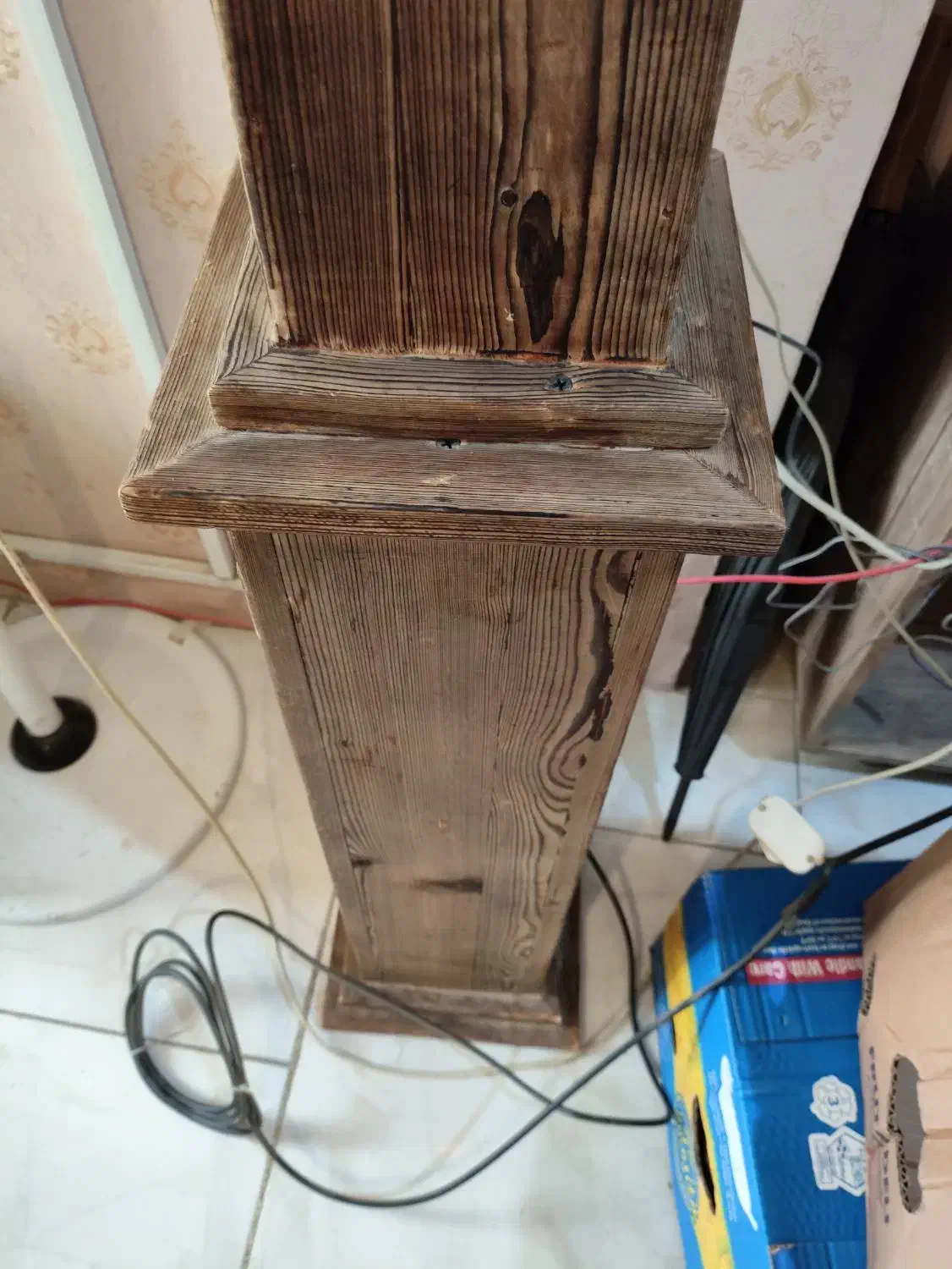 چراغ دکوری ایستاده بلند چوبی زیبا|صنایع دستی و سایر لوازم تزئینی|کرج, شهرک فهمیده|دیوار