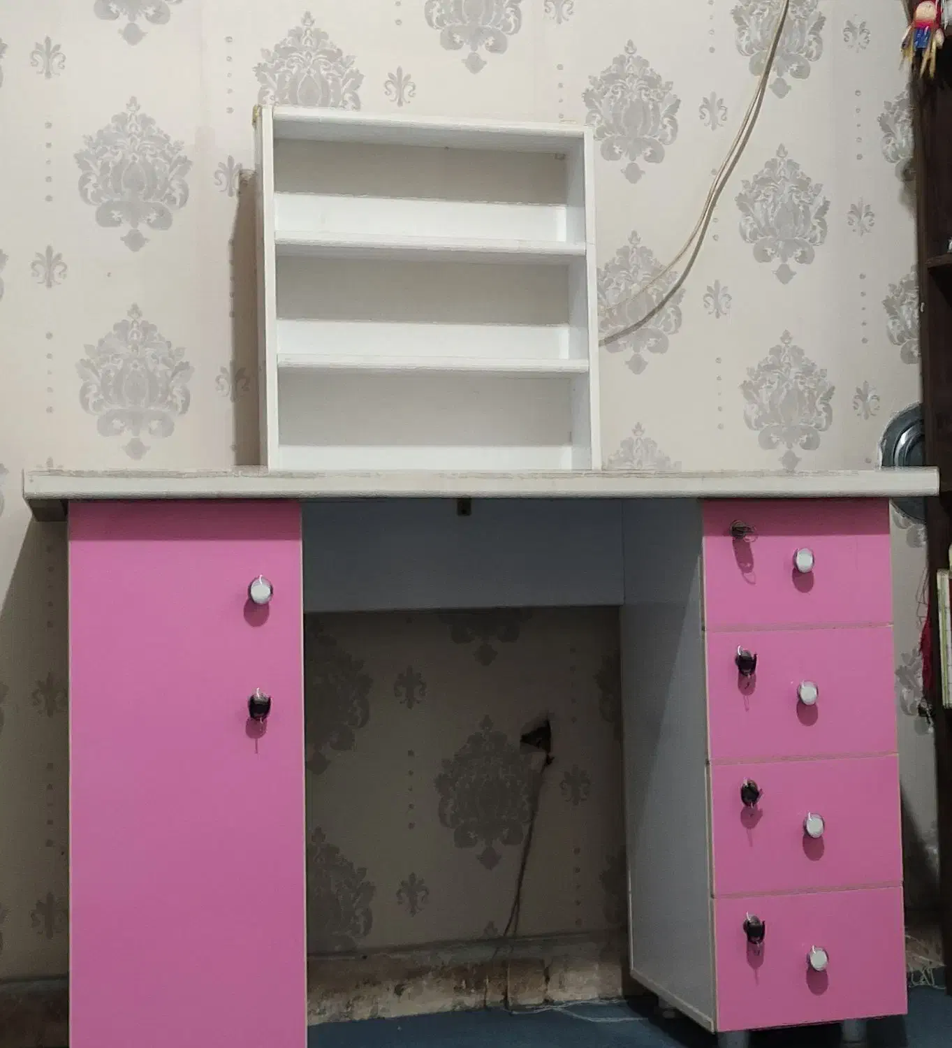 میز کاشت ناخن|آرایشگاه و سالنهای زیبایی|شیراز, دشت چنار|دیوار