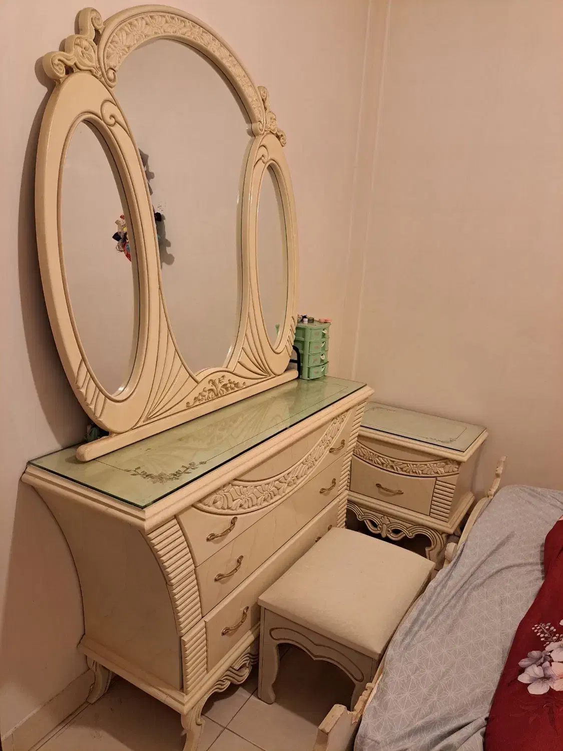 سرویس تخت خواب دونفره با تشک در حد نو|تشک تختخواب|لاهیجان, کوی استادان|دیوار